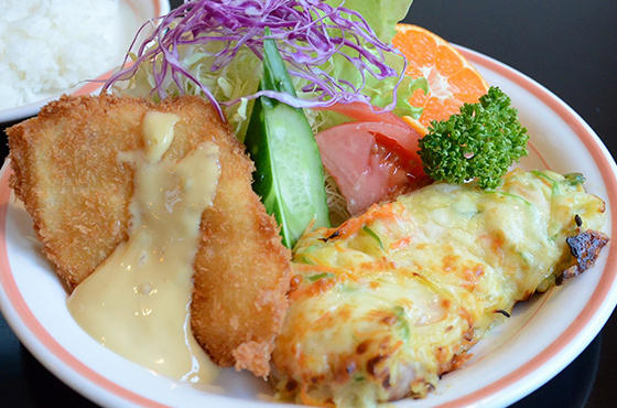 ポークの野菜とクリームソースのチーズ焼き&白身魚フライみま辛マヨソース