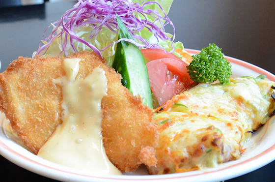 ポークの野菜とクリームソースのチーズ焼き&白身魚フライみま辛マヨソース